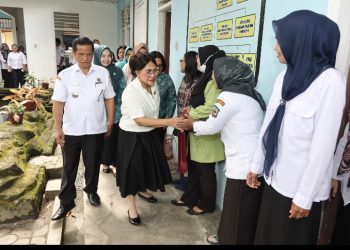 Ketua TP PKK Kota Pematangsiantar Ny Liswati Silalahi Kunjungi Ke Kantor Camat Siantar Barat & Kantor Lurah Martoba Kecamatan Siantar Utara.
