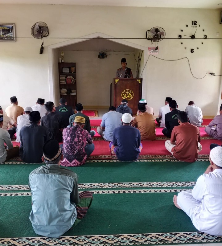 Jadi Khatib Jumat, Kapolsek Dolok Silau Ajak Warga Cingkes Wujudkan Kamtibmas Dari Diri Sendiri.